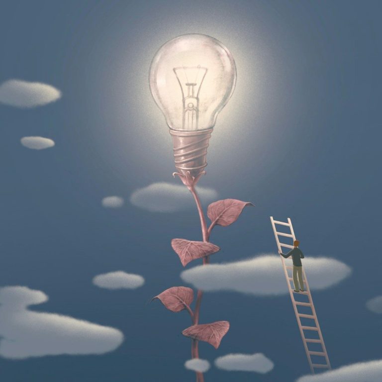 Eine Leiter führt zu einer Glühbirne, die an einer Pflanze in den Wolken hängt.