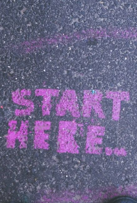 Rosa Schrift auf dem Boden: "START HERE.."